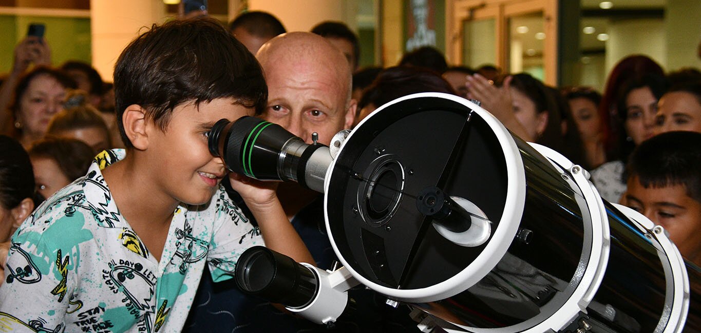 sentyabrin-7-de-park-bulvar-avm-tusi-bohm-planetariumda-2025-ci-ilin-ikinci-ay-tutulmasinin-canli-musahidesi-heyata-kecirilib