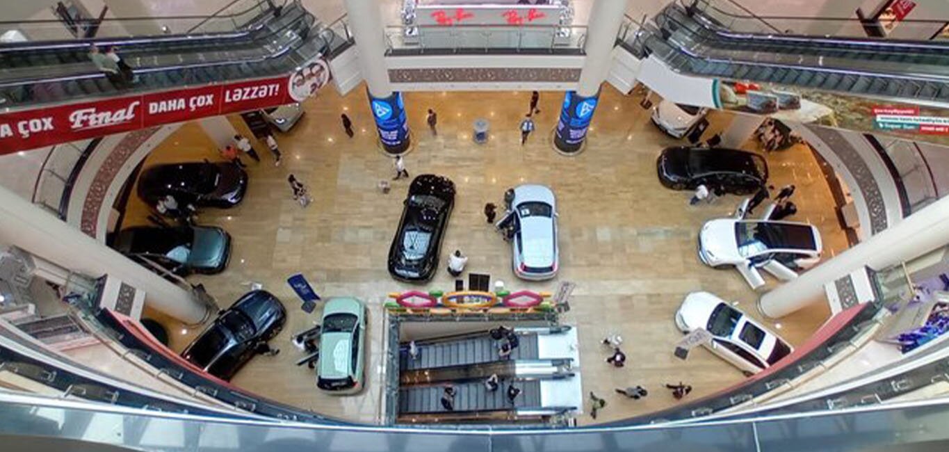 park-bulvar-avm-de-aada-yasil-olke-adli-elektrik-avtomobillerin-sergisini-teskil-etdi