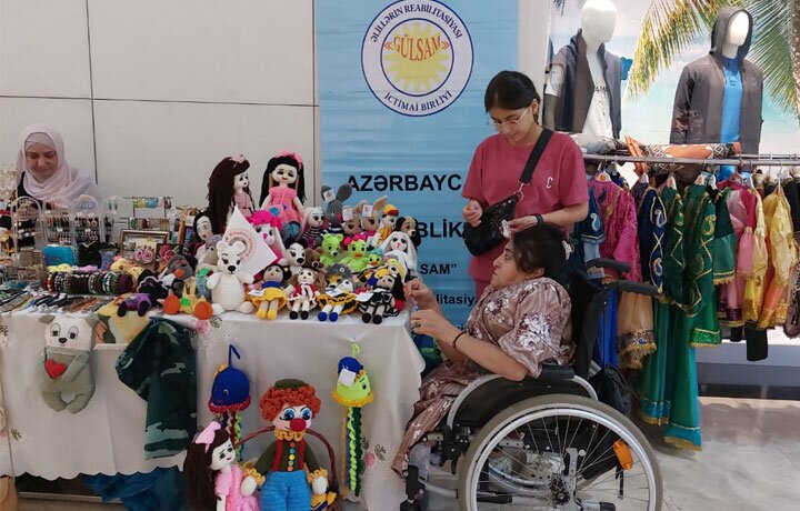 “Park Bulvar” AVM-nin təşkilati dəstəyi ilə "GÜLSAM" Əlillərin Reabilitasiyası İctimai Birliyinin xeyriyyə məqsədi ilə sərgi keçirib